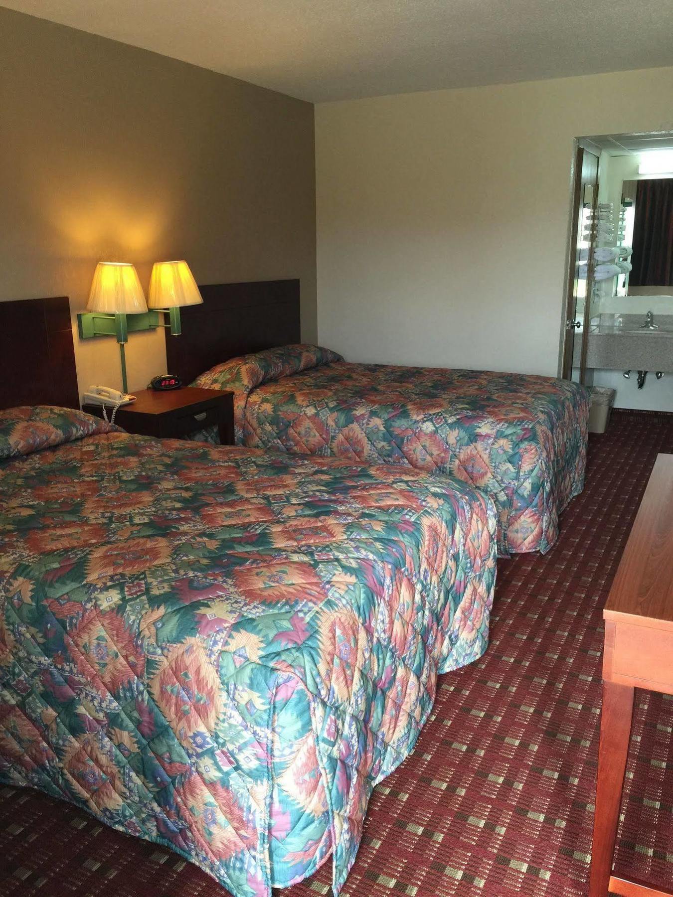 Executive Inn And Suites 戴尔斯堡 外观 照片