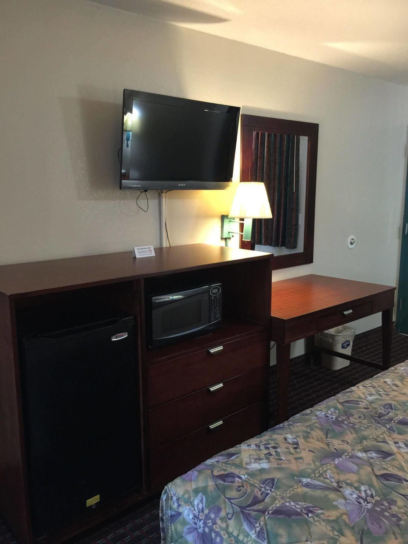 Executive Inn And Suites 戴尔斯堡 外观 照片