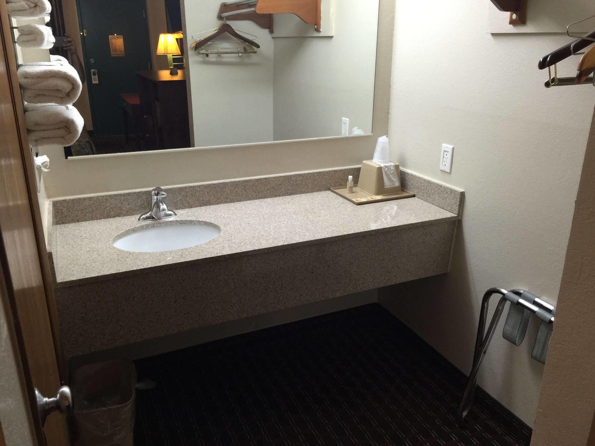 Executive Inn And Suites 戴尔斯堡 外观 照片